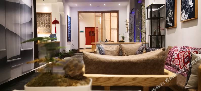 凤凰山前月下江景民宿图片