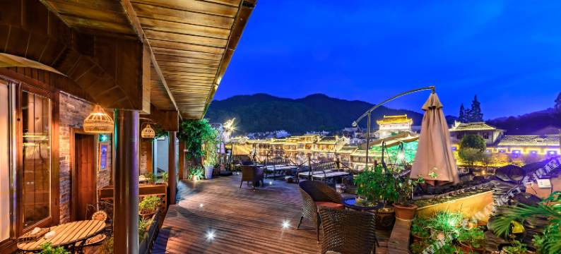 凤凰等一个人江景客栈图片