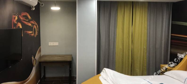 心宿精品主题酒店(三亚商品街港华商业广场店)图片