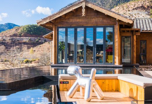 泸沽湖半山阳光精品客栈外景图