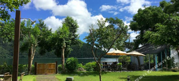 花莲在水一方湖畔小屋图片