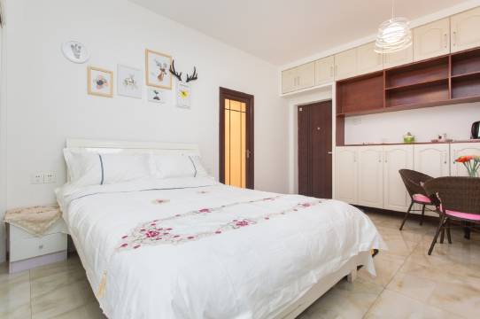 最美夜景江景斑琪小墅民宿(双湖路1号分店)