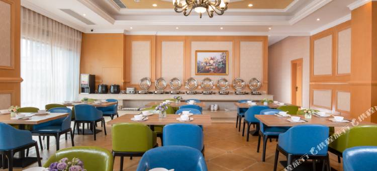 维也纳酒店(峨眉山高铁站马路桥美食街店)图片