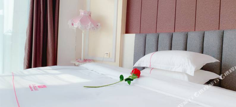 四会爱客优艺术精品酒店(粤运汽车站店)图片