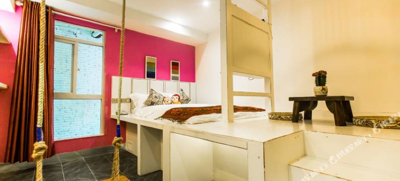 那扇门精品客栈(三亚湾步行街店)图片