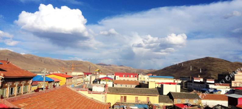 色达彼岸花开客栈图片