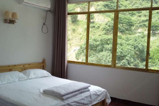 2016星耀农家乐位于风景秀丽的桐梓木瓜水银河风景区,是一家集住宿