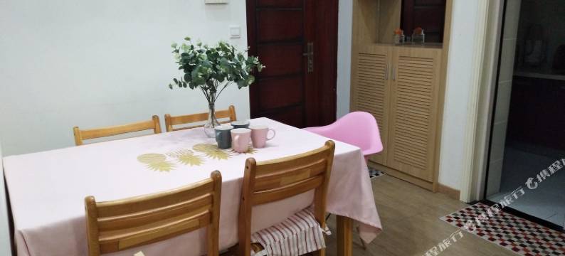 重庆翠云轻轨站阳光宜居两居室普通公寓(分店)图片