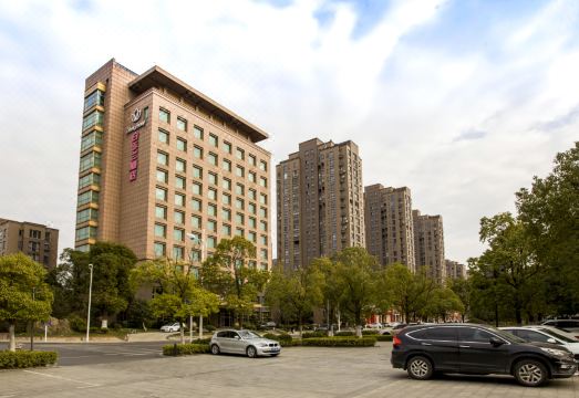 Magnotel Hotel Overview