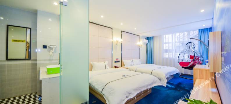 大理银宝主题酒店(大理高铁站店)图片