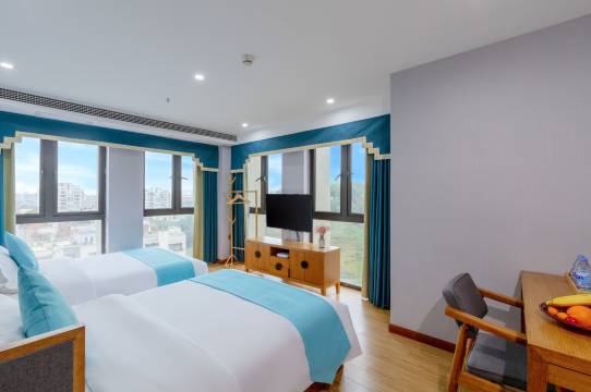 华爵酒店(重庆东站邱家湾地铁站店)