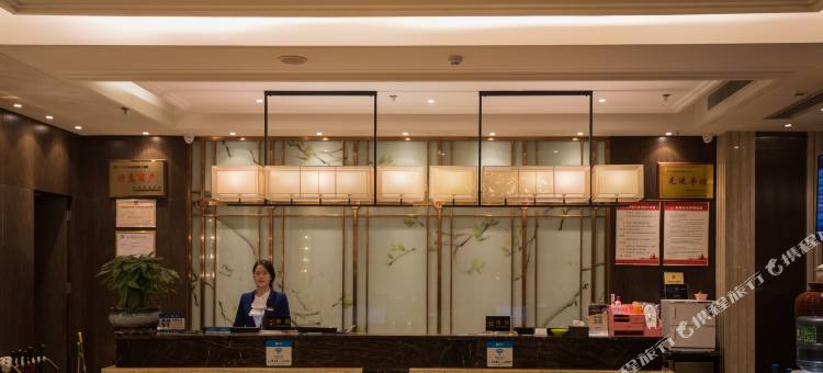 丰岸假日酒店(商洛山阳华龙车站人民广场店)图片