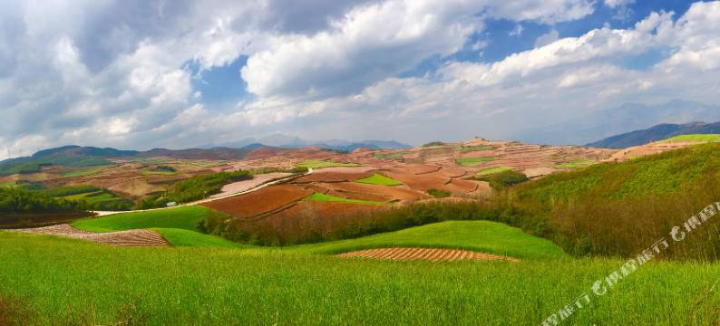 昆明红土七彩人家图片