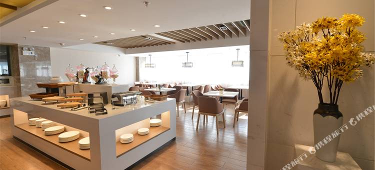 鸿宝大酒店(许昌曹魏古城胖东来时代广场店)图片