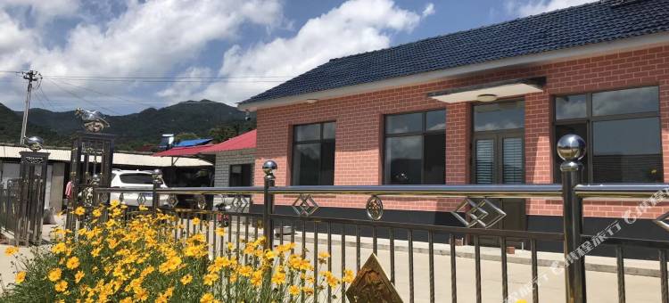 宽甸绿江村油菜花小妹农家院图片