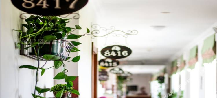 丽呈雅客小镇酒店(青年路中车轨道店)图片