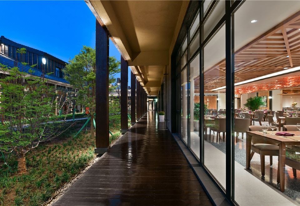 Huajiantang and Deer Hotel in Xi'an ShijingHotel Overview