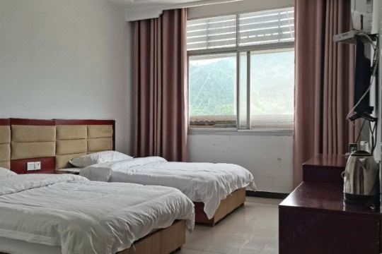 地理位置优越,交通方便(周边有天堂寨风景区,燕子河大峡谷景区,马鬃岭