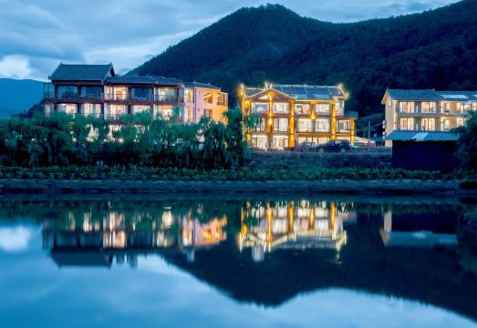 泸沽湖咕噜家湖景智能度假民宿外景图