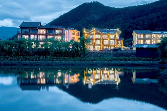 泸沽湖咕噜家湖景智能度假民宿