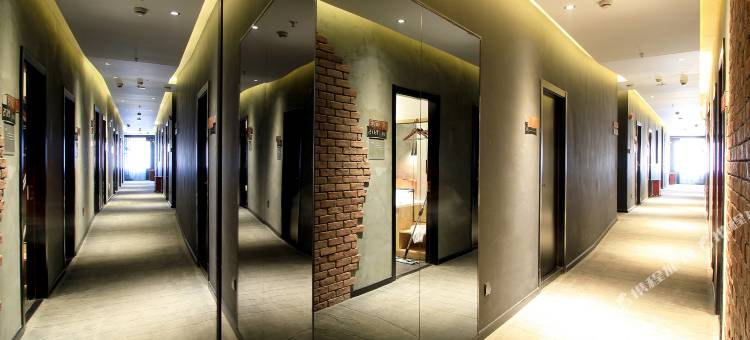 尖微空间旅行酒店(上海火车站二店)图片