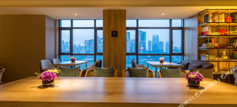 红墣假日江景酒店(重庆洪崖洞解放碑步行街店)图片