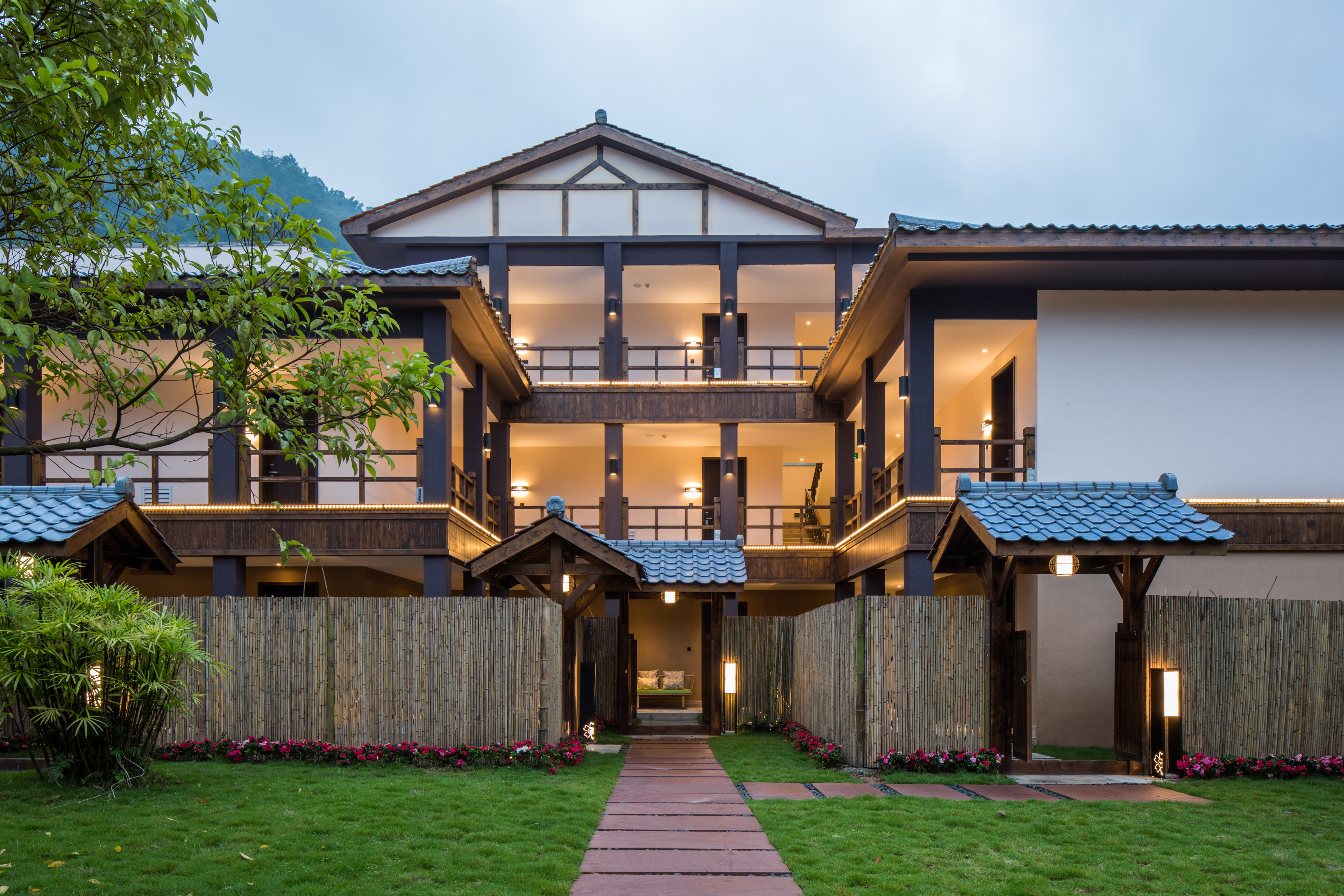 Chengdu Howard Johnson Huashuiwan Hot Springs Resort Over view