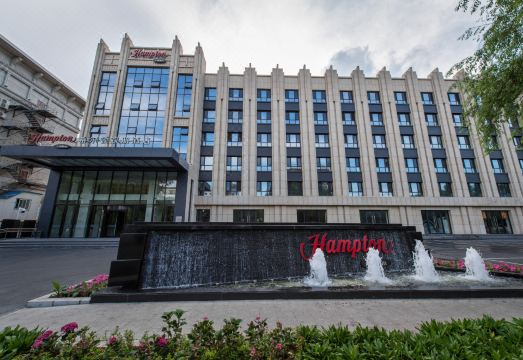 吉林吉林大街希尔顿欢朋酒店外景图