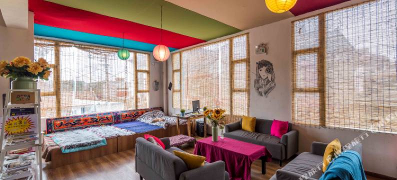 色达彼岸花开客栈图片