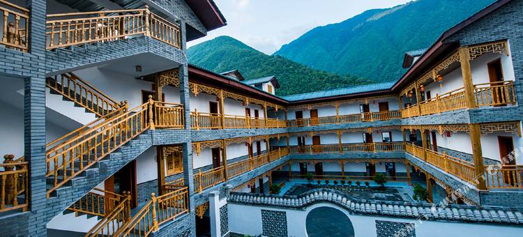 泸定海螺沟景区杨家小院图片