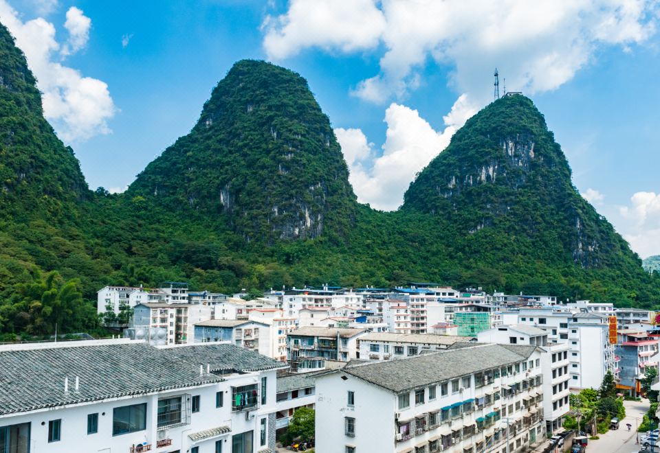 阳朔新月阁酒店外景图