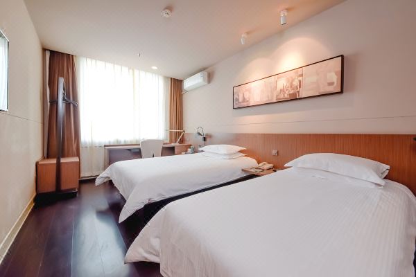 选择房间开业:2015酒店坐落在太原市小店区高新技术开发区,地处长治路