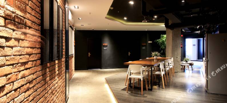 尖微空间旅行酒店(上海火车站二店)图片