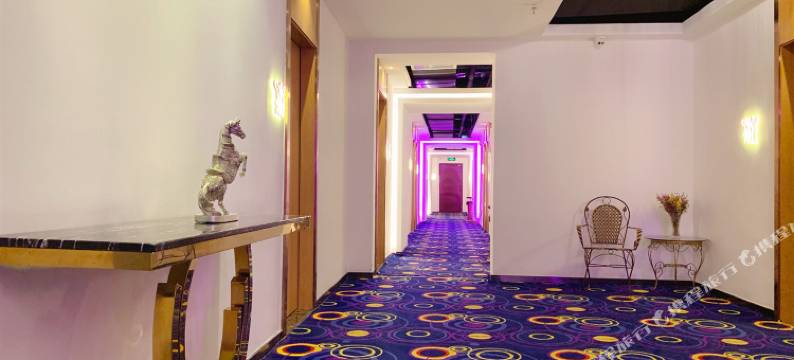 四会爱客优艺术精品酒店(粤运汽车站店)图片