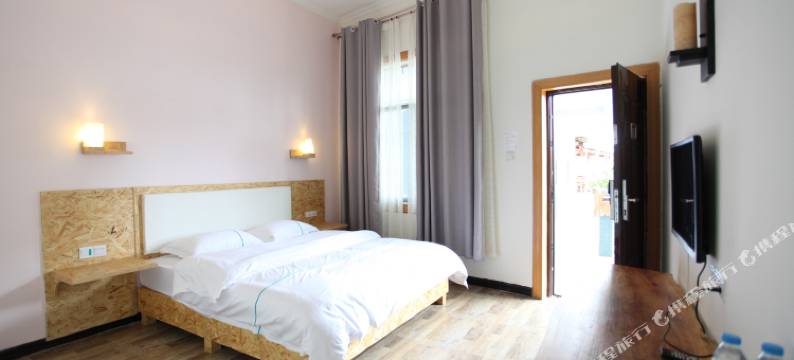 丘北临湖山庄图片