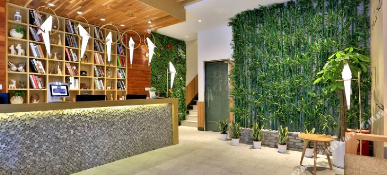 新紫罗兰艺术酒店(西湖湖滨河坊街店)图片