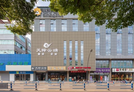 Skyline & Cloud HotelHotel Overview