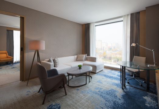 Courtyard by Marriott Zhengzhou Airport Hotel Overview