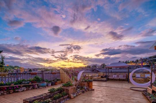 丽江岸边云水庭院