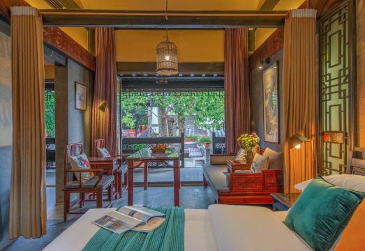 红土地山里红酒店外景图