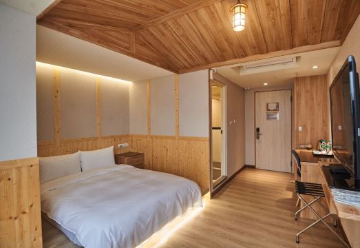 高雄崧泰旅店外景图