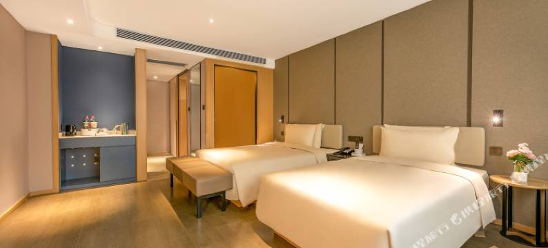 西安西京医院康复路地铁站亚朵酒店图片