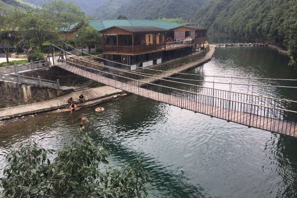 上海200多公里,桐庐县城40多公里,国家名胜景区千岛湖40公里,瑶琳仙境