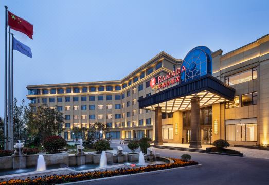 Ramada by Wyndham Zhengzhou Xinzheng Hotel Overview