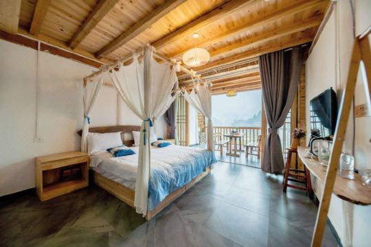 西江千户苗寨向山而居苗意民宿