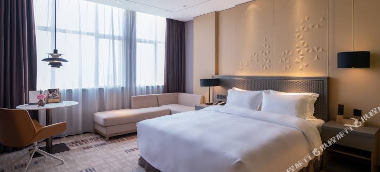 深圳澔悦格兰云天国际酒店(国际会展中心海上田园东地铁站店)图片