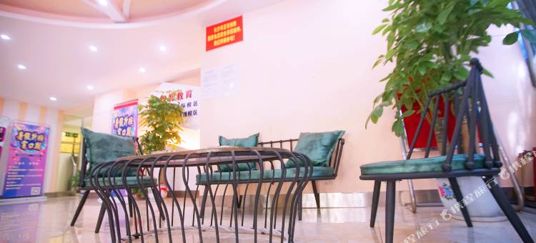 骏怡精选酒店(长沙岳麓山溁湾镇地铁站店)图片