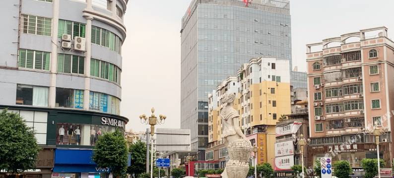 四会爱客优艺术精品酒店(粤运汽车站店)图片