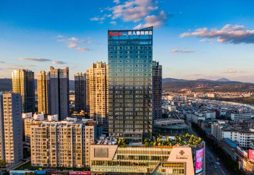 弥勒巨人雅阁酒店外景图