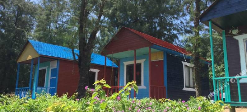 涠洲岛贝壳沙滩滨海海景木屋图片